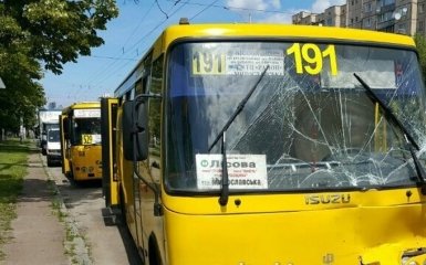 В Киеве столкнулись две маршрутки, много пострадавших: появились фото и видео