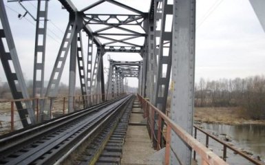 Неизвестные взорвали железнодорожный мост вблизи оккупированного Мелитополя