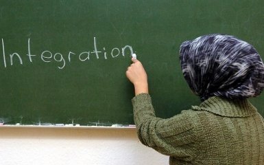 Неинтегрированным мигрантам в Германии будут сокращать пособия
