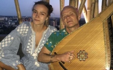 Участник легендарной американской группы сменил гитару на бандуру: опубликованы фото и видео