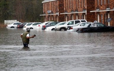 В США из-за наводнения целый штат ушел под воду, число погибших растет: появились видео