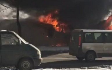 У Києві недалеко від станції метро спалахнули кіоски: з'явилося відео