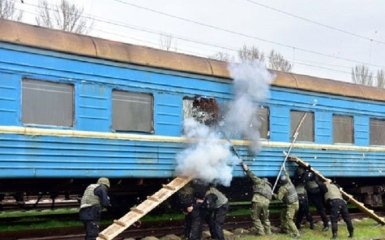 В Мариуполе спецназ "освободил заложников" в поезде: опубликованы фото и видео