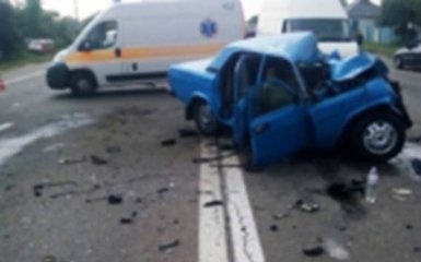 Под Киевом произошло серьезное ДТП, есть погибшие и раненые: появились фото