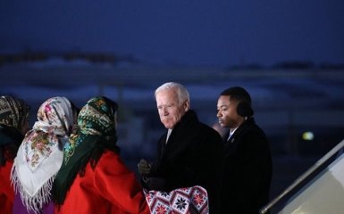 Байден прилетел в Украину и уже встречается с властями: появились фото и видео