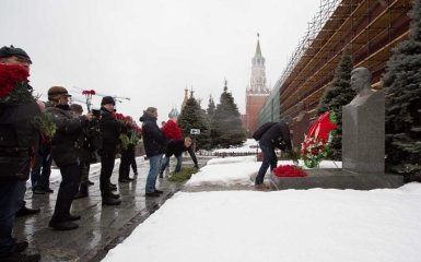 В Москве с цветами и слезами на глазах поминали Сталина: опубликованы фото
