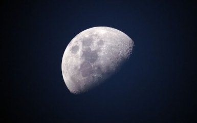 Ученые рассказали, как Луна "прячет" драгоценные металлы