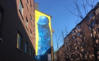 Огромный синий пенис украсил дом в Стокгольме