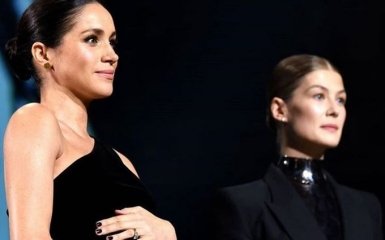 Снова нарушила королевский протокол: беременную Меган Маркл обвинили в вульгарности