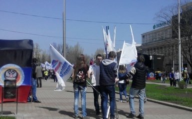 На "день ДНР" мешканцям Донецька не дають розходитись з мітинга: опубліковані фото