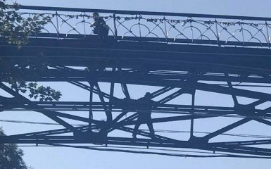 В центре Киева парализовано автомобильное движение из-за попытки самоубийства на Парковом мосту