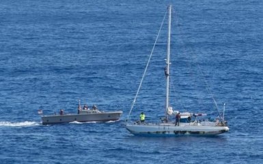 Півроку дрейфу: в Тихому океані врятували спортсменок з США і їх собак