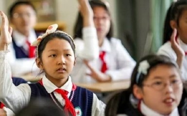 У Китаї почали чіпувати форму школярів