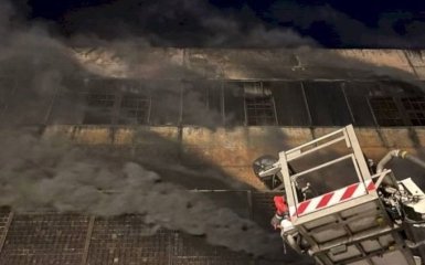 На предприятии Минского тракторного завода в Санкт-Петербурге разгорелся масштабный пожар
