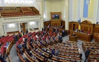 Рада ввела чрезвычайное положение в Украине