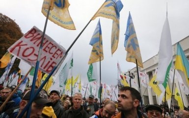 Мітинг під Верховною Радою: у Києві тисячі людей вийшли на протест (онлайн-трансляція)