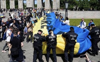 Поліція в Берліні перешкодила мітингувальникам розгорнути прапор України