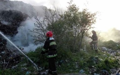 Поблизу Рівного загорілося сміттєзвалище, з'явилися фото