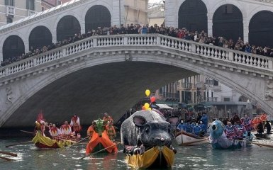В Венеции проходит главный карнавал Европы: опубликованы яркие фото и видео