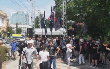 «Правый сектор» установил сцену в центре Киева и выдвинул требования