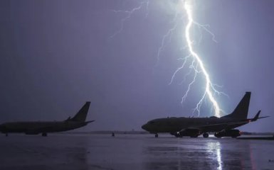 Молния попадает в самолет