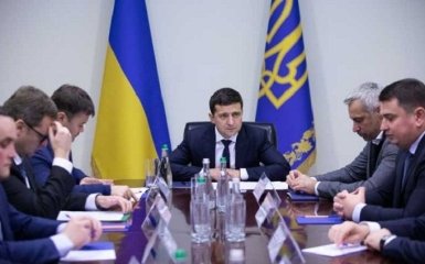 Конституционный Суд после своего скандального решения срочно обратился к Зеленскому