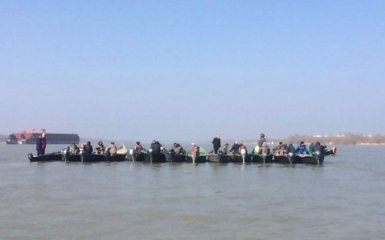 Рибалки "української Венеції" влаштували водний протест: з'явилися фото