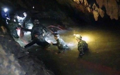 В Таиланде спасли первых детей, заблокированных в пещере: опубликованы фото