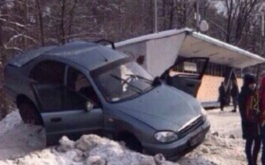 Под Киевом Lanos разбился о сугроб: появилось видео момента аварии