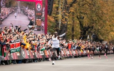 Рекордный забег: впервые в истории человек пробежал марафон менее чем за два часа