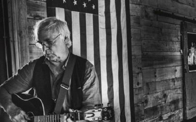 Відомий американський співак вибачився перед фанатами і помер під час виступу