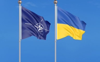 Прапори України та НАТО