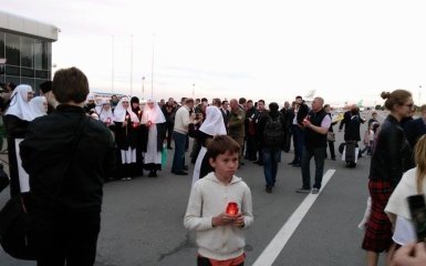 Благодатный огонь прибыл в Украину: появились фото