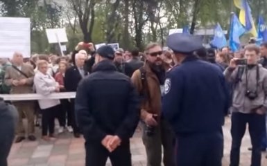 У митингующих под Радой разгорелся конфликт с полицией: появилось видео