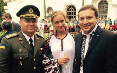 Наградной пистолет для кумы Порошенко взорвал соцсети: появилось фото