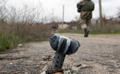 Бойовики ЛНР розбомбили регіональну трасу на Донбасі: опубліковані фото