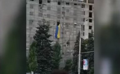 В центре оккупированного Донецка неизвестные вывесили украинский флаг (видео)