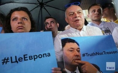 Симоньян и Киселев во главе колонны: в Москве устроили митинг в поддержку арестованного главы РИА Новости Украина