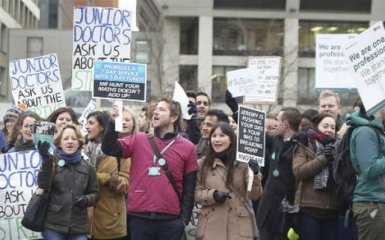 Почти 3 тысячи операций в Британии отменили из-за забастовки врачей