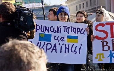 Девочки красят ногти в цвет флага Украины: как живут патриоты в оккупированном Крыму