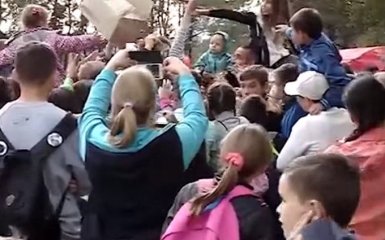 В России устроили давку на бесплатной раздаче мороженого: опубликовано видео