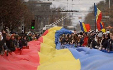 Молдаване выходят на "Майдан" и ругают Россию: появились фото и видео