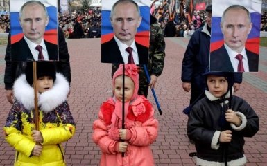 В оккупированном Крыму дети ходят с портретами Путина: опубликовано фото