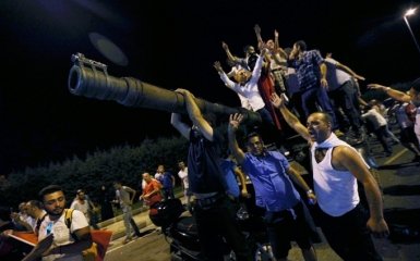 Военный переворот в Турции: погибли 60 людей, сотни раненых