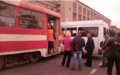 В Запорожье трамвай въехал в маршрутку: опубликованы фото