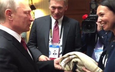 Путин таки получил свитер, над которым посмеялись в сети: опубликовано видео