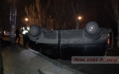 Пьяный водитель в Николаеве ухитрился перевернуть микроавтобус: появились фото и видео
