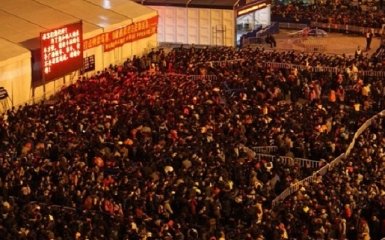 В Китае из-за снега сотни тысяч людей застряли на железнодорожной станции