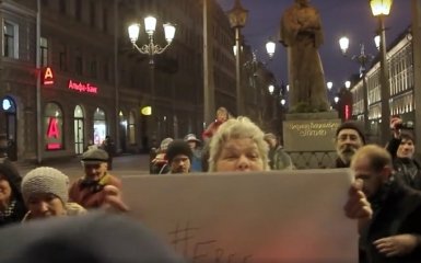 Як в Петербурзі розігнали людей з українською символікою: оприлюднено відео