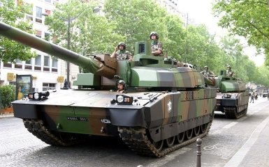 Макрон назвав три умови передачі танків Leclerc Україні